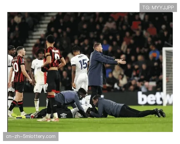 红牌！卢顿后卫洛克耶两黄变一红被罚下场