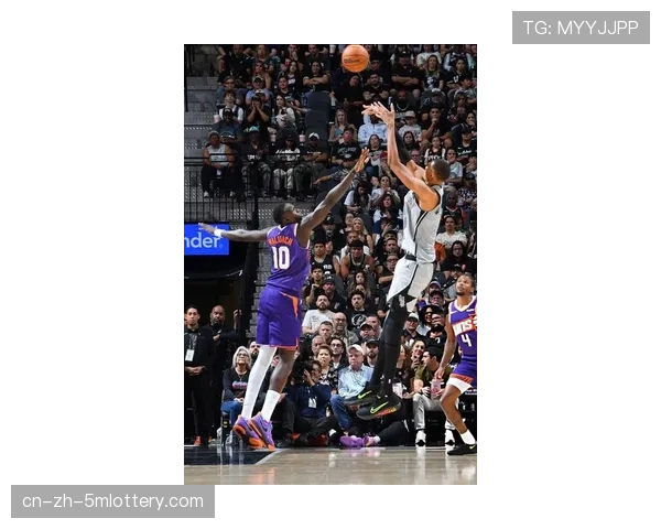 特写瞬间:马刺队状元维克托-文班亚马完成封盖后,与观众席邓肯击掌 特写瞬间:马刺队状元维克托-文班亚马完成封盖后,与观众席邓肯击掌